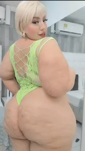 🌼 Golden curves you can’t resist od LeahMillerr  4 snímek