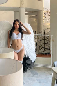 kaily_sweet1 I look beautiful like an angel, would you like it to fall on you? Pic 2