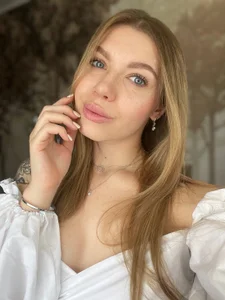 MadeleineRose Public Immagine  4