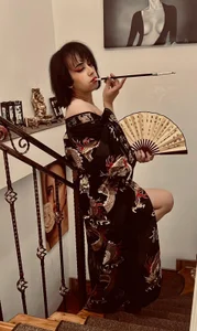 FemCupid A glamorous black-and-gold vintage Asian-inspired outfit. Immagine  6