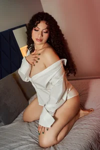 Skyler_Fox_ White shirt & Sexy latina Gambar 2