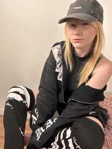 KoriMelon 🍉 Legs in cute leggings Pic 3