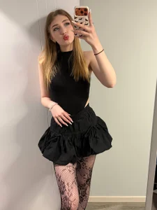 AveryBerksonのblack outfitの 3枚の写真