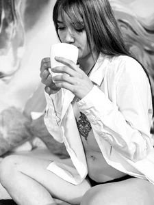 Do you prefer coffee or me? 🤍​☕​ de Emily_Cherry_  2 Imagens