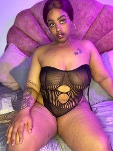 MelaniieBrown_ Public Billede 2