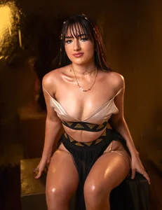 alison_collins Your favorite Greek goddess!!! Foto 4