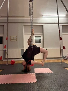 Zdjęcia EmilyMaeUkx dancing with chains 🖤: 