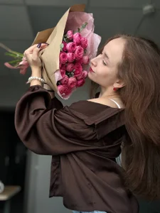 Julie_Lamb Me and the flowers Bilde 5