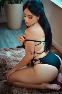 KarlyeKloss: because black is better ( 2 фото)