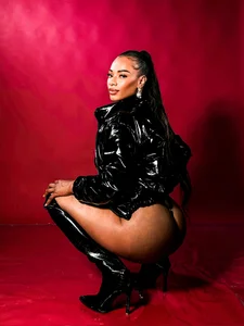 Her curves shimmer against her tan skin 🙂‍↔️ od sashamonroe__  7 snímek