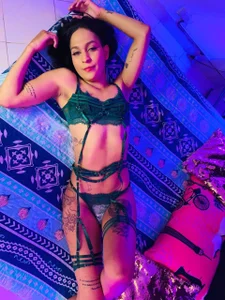 ChanelleJohnson_: Public ( 8 фото)