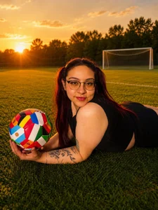 cristaldeker🔥 Red card for anyone who looks away.图片 2