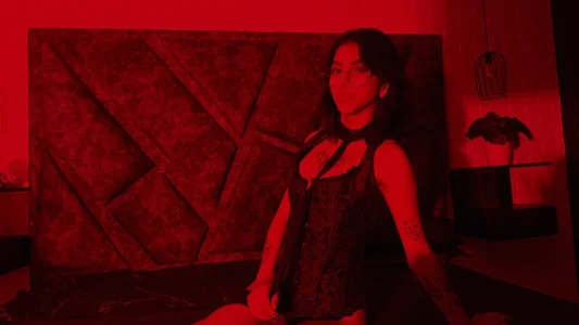 Mimi_Darling_ Tell me I am the most vivid red зображення 8