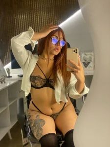 Freyaa_Millerr I walk very hot Foto 3