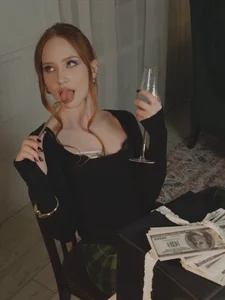 DorothyGilbert1 𝘔𝘰𝘯𝘦𝘺 𝘪𝘴 𝘮𝘺 𝘧𝘢𝘷𝘰𝘳𝘪𝘵𝘦 𝘵𝘳𝘦𝘢𝘵 Pic