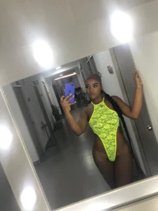 malu_horny_69 A green chocolate Pic 3