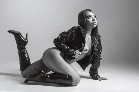 charlotte-Love09 black and white 🖤 Pic 2