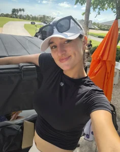 Madeline_Babe beach breeze and sea 🏖👙 Hình