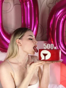 HollyTaillor 500 thousand followers Pic 3