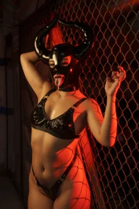 DaphneWayne Obey the Devil Billede