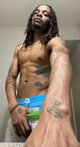 Shirt Off‼️ de 2HandsLong  Imagens