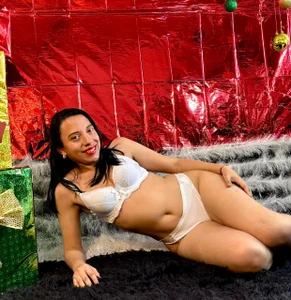 "Silent nights, dangerous thoughts, irresistible energy." 😏❄️ od Lunahot68  7 snímek