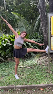 stefany_broStretching... but warming up more than just the muscles 😏🌿 Bild