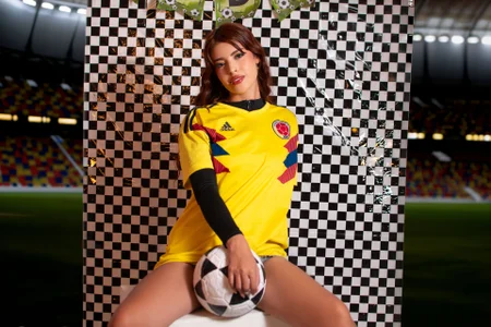 Yellow Card for Being Too Sexy od LanieUwu  6 snímek
