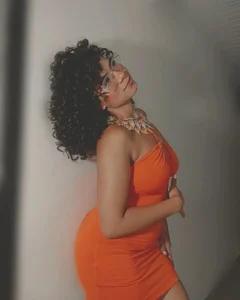 Simone_Miller orange and happy Pic