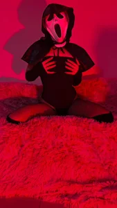 Alisson_Beckett Trick or tease? 🎃 Dare to play with me under the moonlight… 💄🖤 Foto 9