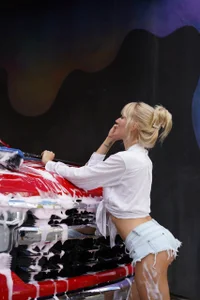 OhbabykellyのYour truck needs some washing babe?の 2枚の写真