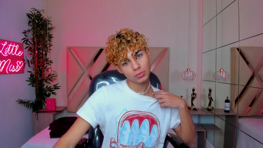 Anyelo_Twink I love my eyebrows Pic
