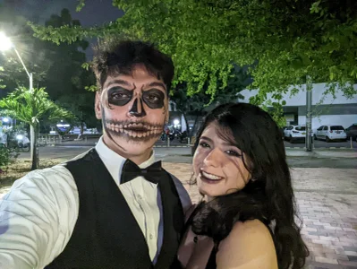 EmilyAndAndrew: Public ( 5 фото)