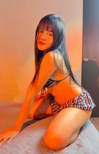 Charlotte_Bennett Public Foto