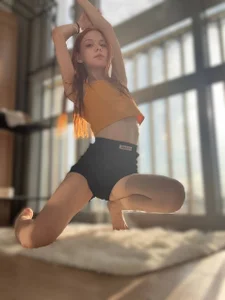 WeiSusi Posing on the balcony รูป  3
