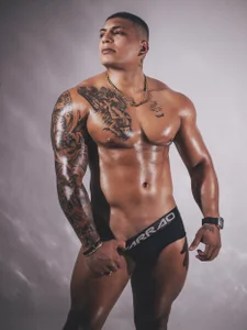 chrizmacgregor Public  2টি ছবি