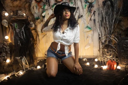 KellyAmbaris Halloween 2025 🎃🔥 Pic