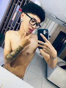 David_Banks_ The boy with glasses. Bilde 3