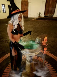 HannaPetit A NIGHT WITH NAUGHTY WITCHES Foto 6