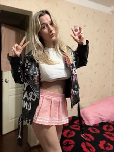 MaryBennetts Tits are like two quiet waves before a storm รูป  2