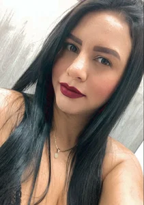 KellyJoness_: Public ( 3 фото)