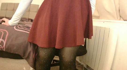 AshWinter white bodysuit, red skirt & tights Foto 5