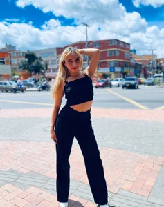 Lollyrose_ Walking through the streets of my city💫 slika 2