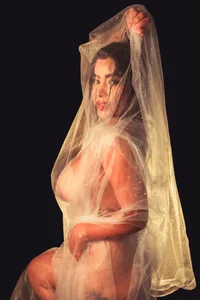 MaddyGray_ Woman, you are water, free and eternal. Bilde 3