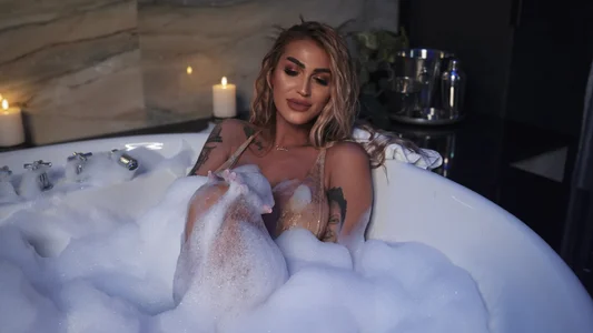 Nicol2Nayaの💋 Divine beauty with a naughty soul 😈 Lace, curves & endless fantasies 🔥の 2枚の写真