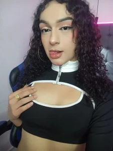 scarletcherry18 Hey guys, I'm online if you want to come and have an amazing time with me 🫦💗 Billede