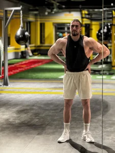 IvanHydeeGym pose Bild 3