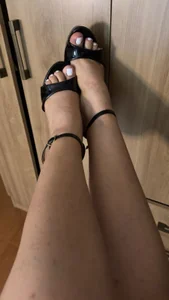 Conny_honeyy Caught in the perfect pair 👠 Immagine  2