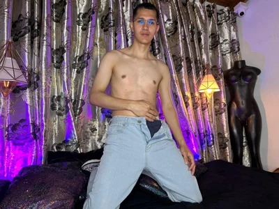 MilanDavid1のi am new here i need you show me you loveの 3枚の写真