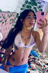 Sashavelvet06 Does the color blue look good on me?💙✨ Pic